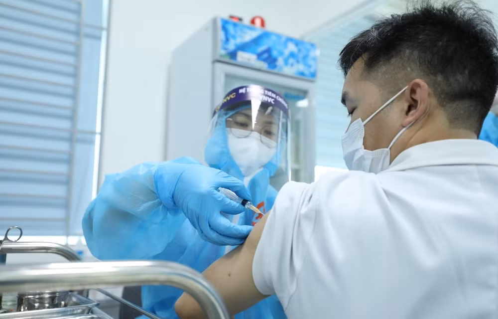 COVID-19 : plus de 7.200 personnes à Hanoï seront vaccinées ảnh 1