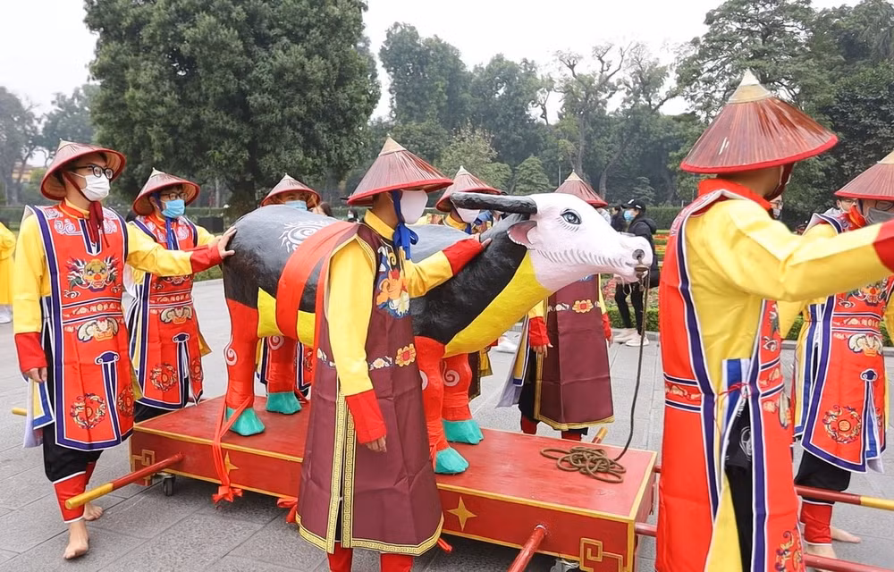 Tien xuan nguu, un rituel royal pour accueillir la paix et la prospérité au printemps ảnh 1