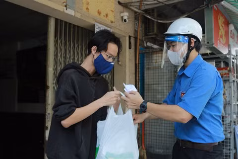 Hô Chi Minh-Ville: Les jeunes bénévoles aident la population à faire ses courses ảnh 2