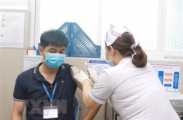 COVID-19 : plus de 45.000 personnes au Vietnam ont été vaccinées ảnh 1