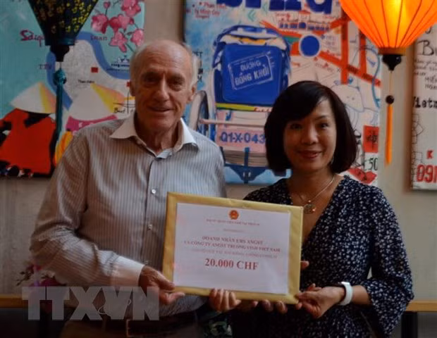 La communauté vietnamienne en Suisse soutient la lutte anti-COVID-19 au Vietnam ảnh 1