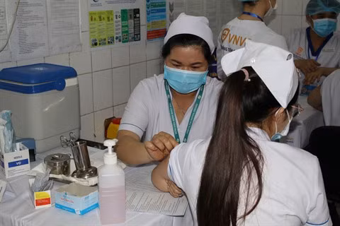 COVID-19: Les premiers agents hospitaliers de Hô Chi Minh Ville ont été vaccinés ảnh 2
