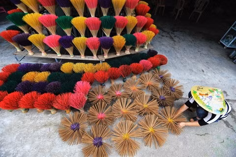Le village de bâtonnets d’encens de Thuy Xuân gagne les faveurs des jeunes ảnh 2