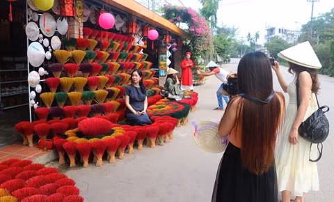 Le village de bâtonnets d’encens de Thuy Xuân gagne les faveurs des jeunes ảnh 1