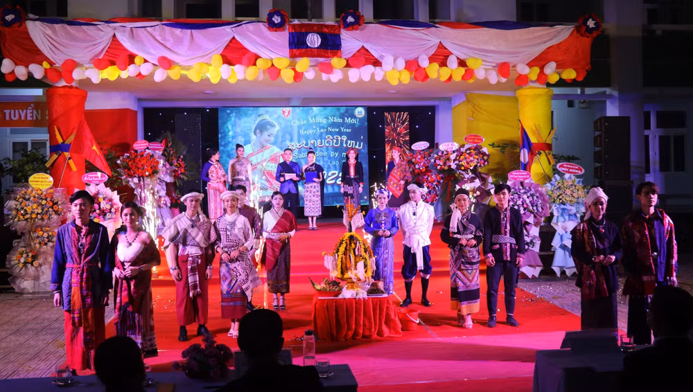 Les étudiants lao célèbrent le Boun Pimay dans l’ancienne capitale de Huê ảnh 1