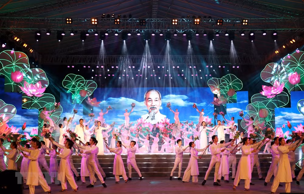 Programme artistique spécial pour célébrer le 132e anniversaire du Président Hô Chi Minh ảnh 1