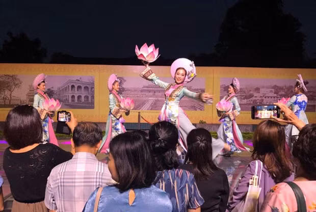 Rouvrir la visite nocturne pour découvrir la citadelle impériale Thang Long ảnh 1