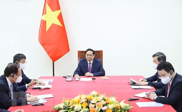 Le PM Pham Minh Chinh s’entretient au téléphone avec le président fondateur du WEF ảnh 1
