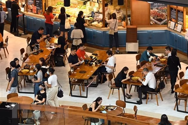 Singapour resserre sa politique monétaire pour la troisième fois pour faire face à l'inflation ảnh 1