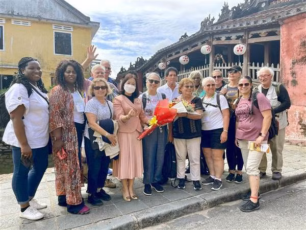Hoi An accueille 126 premiers visiteurs étrangers de cette année ảnh 1