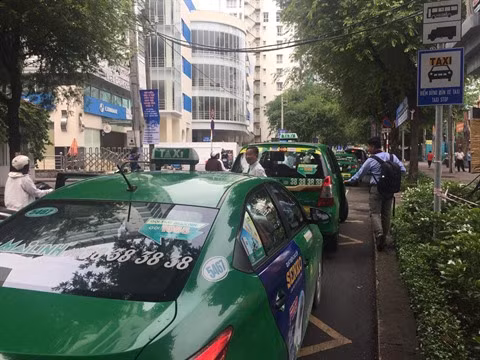 Des places de stationnement fixes pour taxis à Hô Chi Minh-Ville ảnh 1