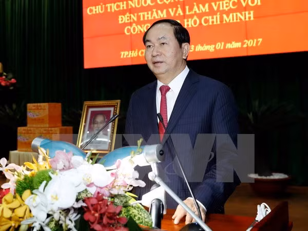 Le président travaille avec la 7ème zone militaire et la police de Hô Chi Minh-Ville ảnh 1