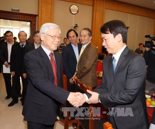 Nguyen Phu Trong présente ses vœux du Têt au bureau du Comité central du Parti ảnh 1