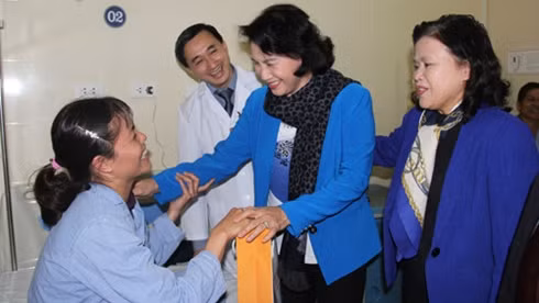 Nguyen Thi Kim Ngan visite l’hôpital national de cancérologie ảnh 1