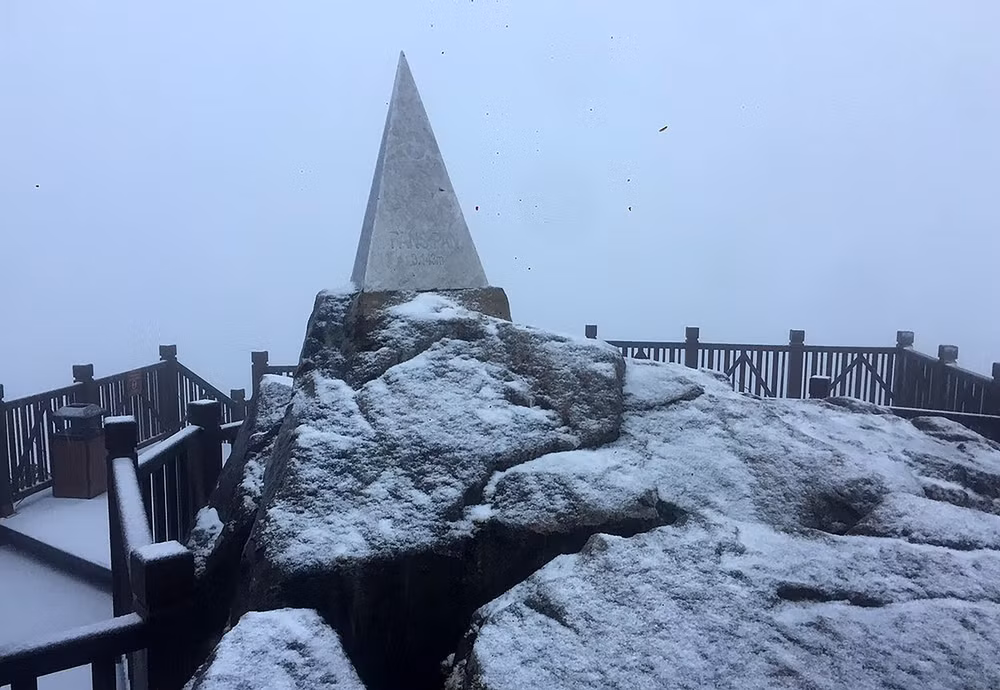 La neige fait son retour sur le mont Fansipan à Lào Cai ảnh 1