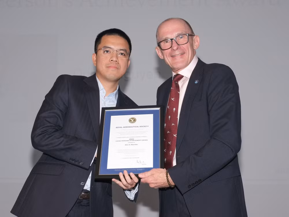 Premier jeune scientifique vietnamien honoré par la Royal Aeronautical Society (Royaume-Uni) ảnh 2