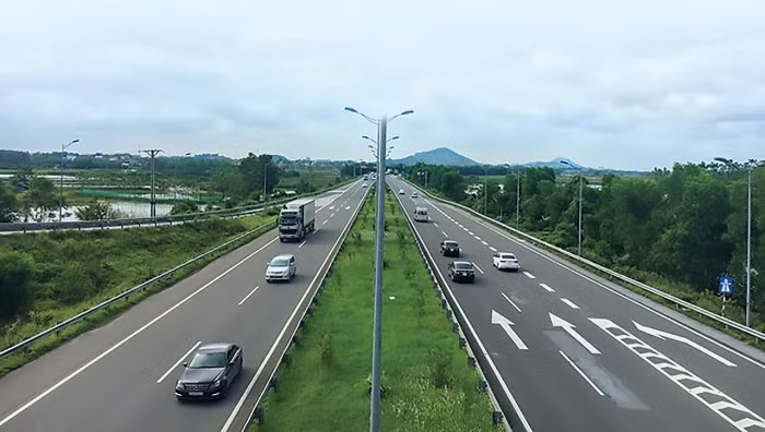 Le Laos discute de la construction d’une autoroute reliant de Vientiane au Vietnam ảnh 1