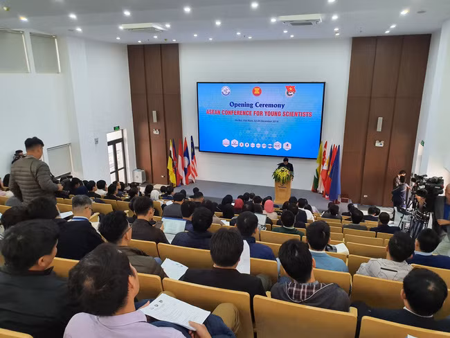 Conférence des jeunes scientifiques de l'ASEAN 2019 à Hanoi ảnh 1