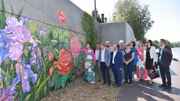 Des fleurs françaises et vietnamiennes sur le mur d'une digue le long de la Seine ảnh 1