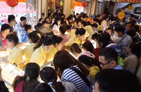 Des milliers de Vietnamiens fêtent le Dieu de la Richesse ảnh 1