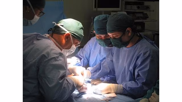 Opérations gratuites pour des enfants vietnamiens atteints de dysraphisme spinal ảnh 1