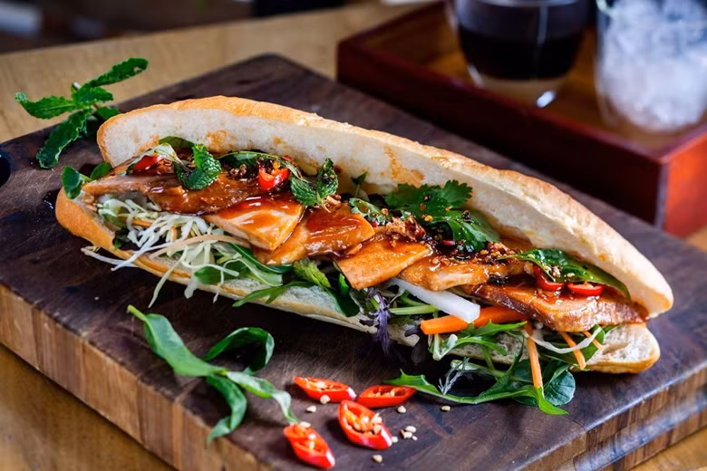 Le «bánh mì» vietnamien aux yeux des touristes internationaux ảnh 1 Le «bánh mì» vietnamien aux yeux des touristes internationaux ảnh 1