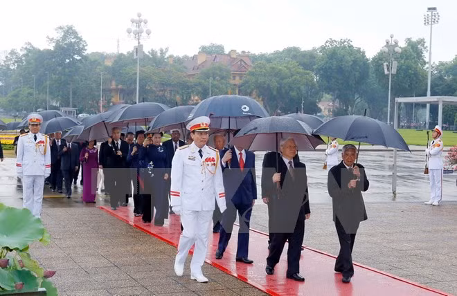 Des dirigeants du Parti et de l’Etat rendent hommage au Président Ho Chi Minh ảnh 1