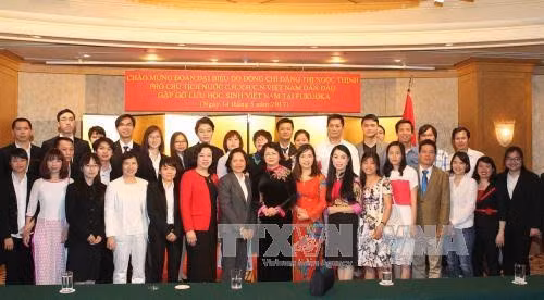 Dang Thi Ngoc Thinh rencontre des étudiants vietnamiens à Fukuoka ảnh 1