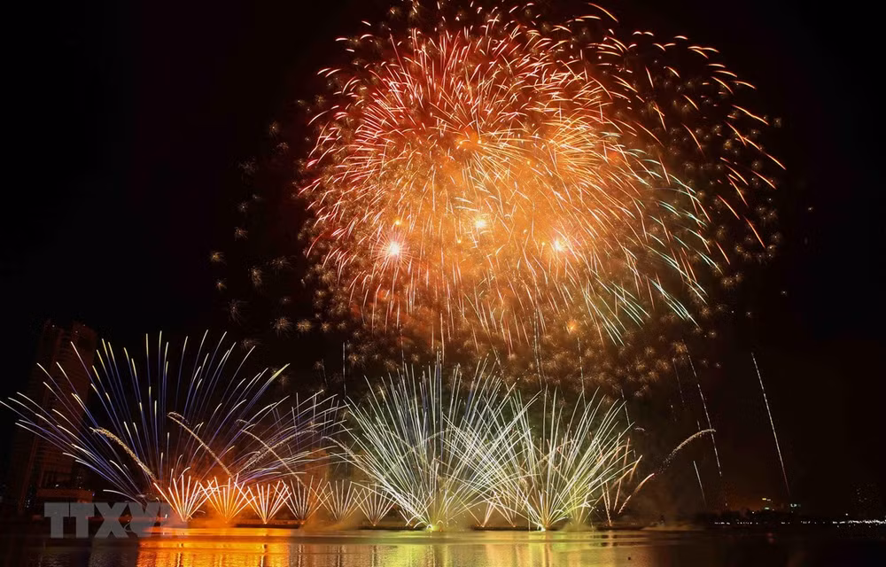 Feux d’artifice: la Finlande remporte le trophée du DIFF 2019 ảnh 1