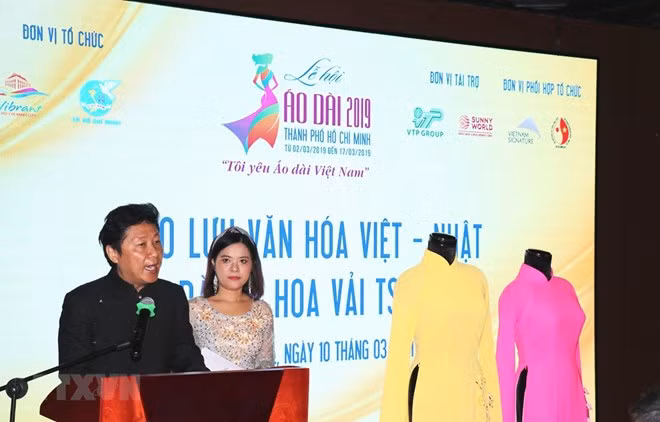 L’Ao dai traditionnel du Vietnam orné de fleurs de Tsumami du Japon ảnh 1