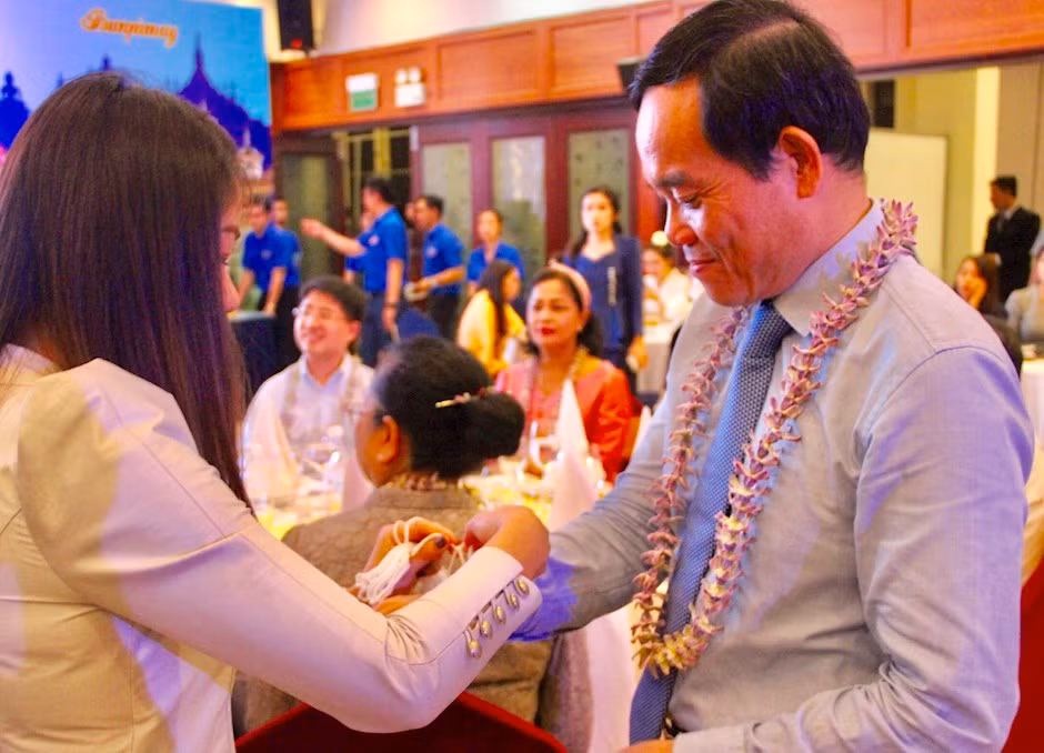 Rencontre des étudiants laotiens et cambodgiens à l'occasion de leur Nouvel An traditionnel ảnh 1