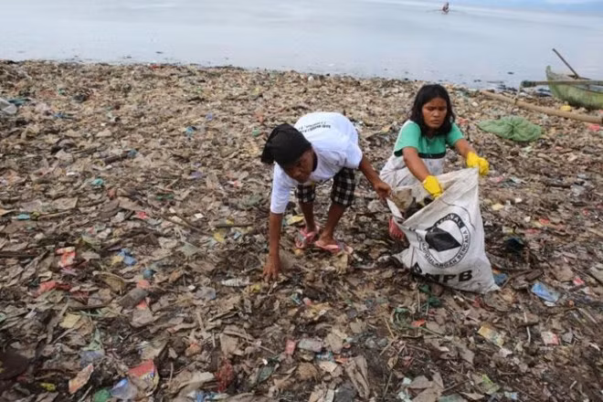 Indonésie: des centaines de personnes se rassemblent pour nettoyer la plage ảnh 1