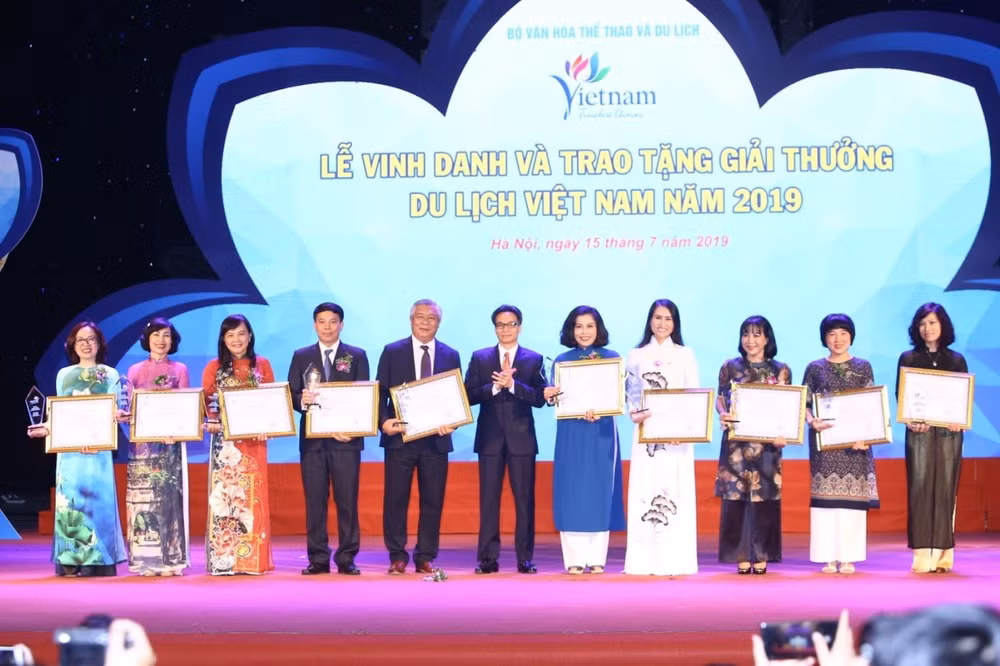 Remise du Prix du Tourisme du Vietnam 2019 ảnh 1
