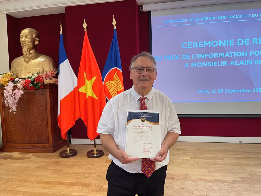 Remise du Prix vietnamien de l’Information à l’historien Alain Ruscio ảnh 2 Remise du Prix vietnamien de l’Information à l’historien Alain Ruscio ảnh 2