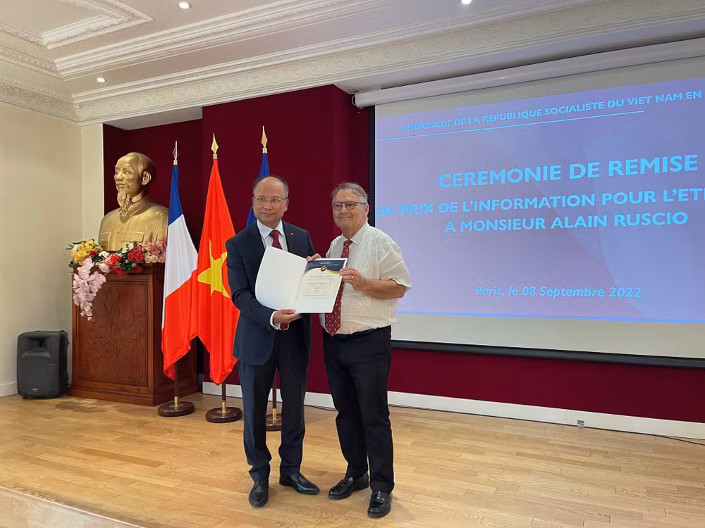 Remise du Prix vietnamien de l’Information à l’historien Alain Ruscio ảnh 1