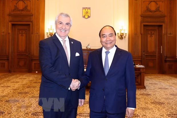 Le PM Nguyen Xuan Phuc rencontre des dirigeants roumains ảnh 2