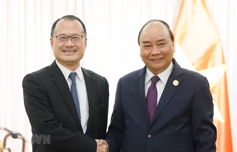 Le PM rencontre des représentants d'entreprises chinoises ảnh 1