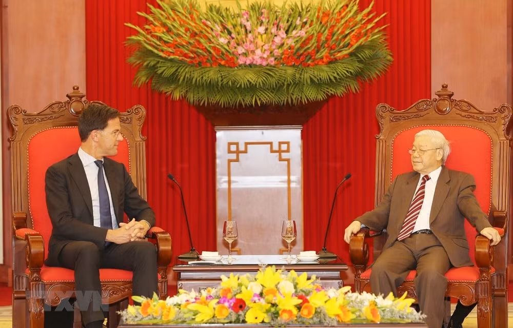 Le SG du PCV et président Nguyên Phu Trong reçoit le Premier ministre néerlandais ảnh 1