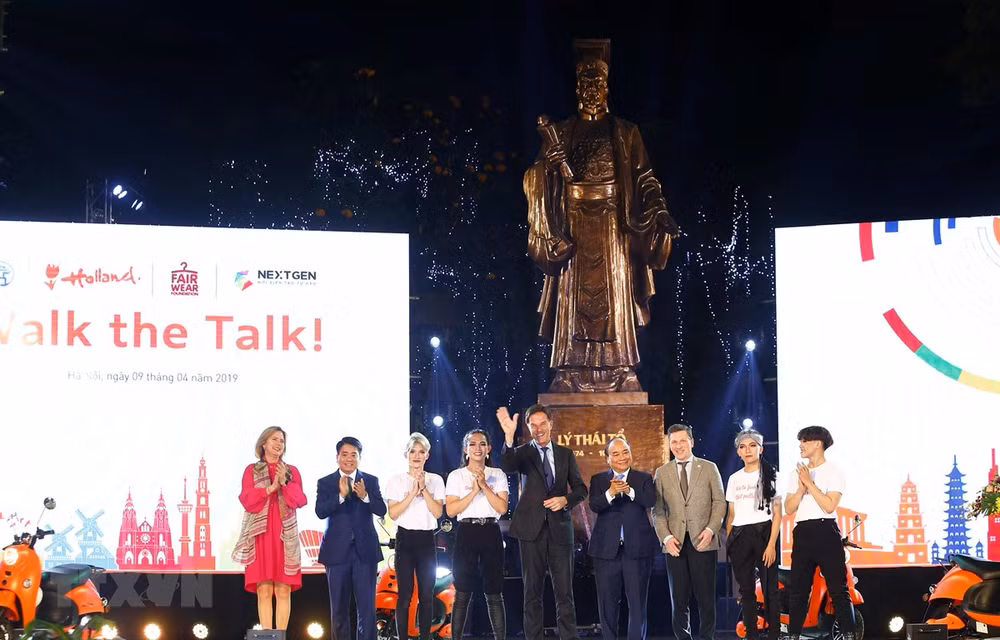 Les deux PM vietnamiens et néerlandais participent à un défilé de mode durable ảnh 1 Les deux PM vietnamiens et néerlandais participent à un défilé de mode durable ảnh 1