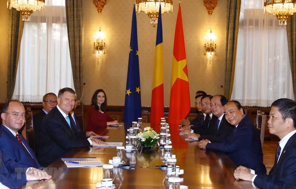 Le PM Nguyen Xuan Phuc rencontre des dirigeants roumains ảnh 1