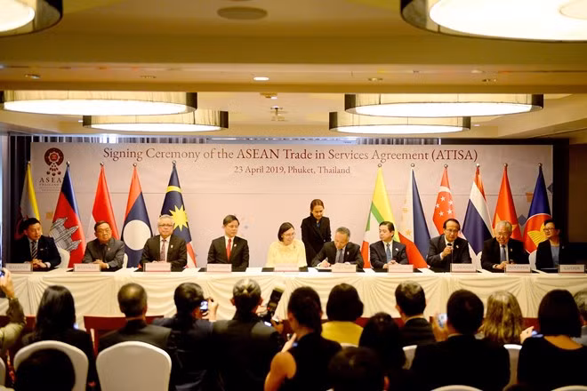 L’ASEAN signe sur le commerce des services et les investissements ảnh 1