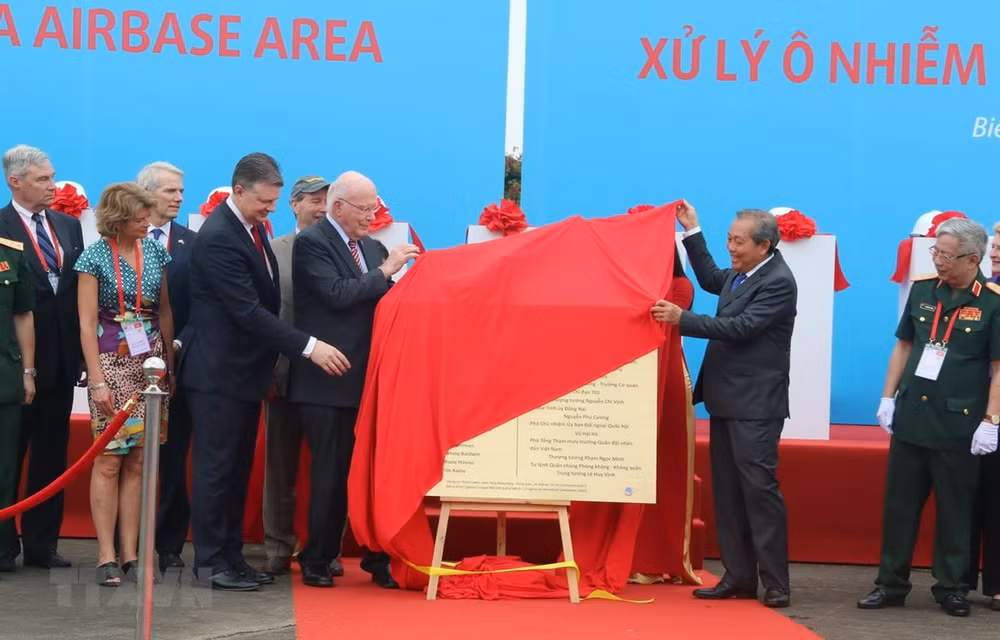 Lancement d’un projet de décontamination de dioxine de l’aéroport de Bien Hoa ảnh 1