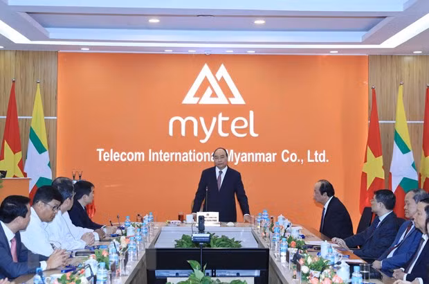 Le PM visite des établissements d'investissement du Vietnam au Myanmar ảnh 1