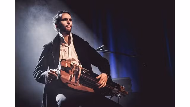 Le solo de vielle à roue millénaire de l’artiste français Guillaume Desq à Hanoi ảnh 1