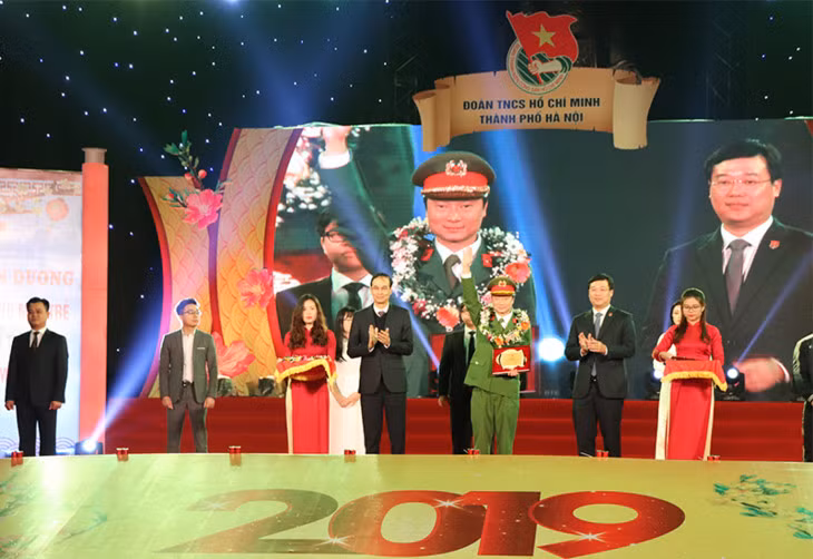 Hanoï : Mise à l’honneur des 10 figures exemplaires de la jeunesse 2018 ảnh 1