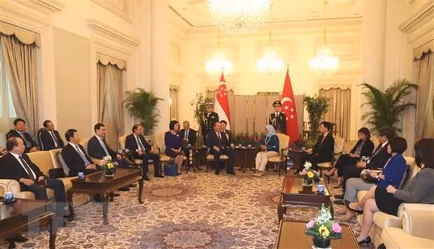 Le vice-PM Truong Hoa Binh en visite officielle à Singapour ảnh 1