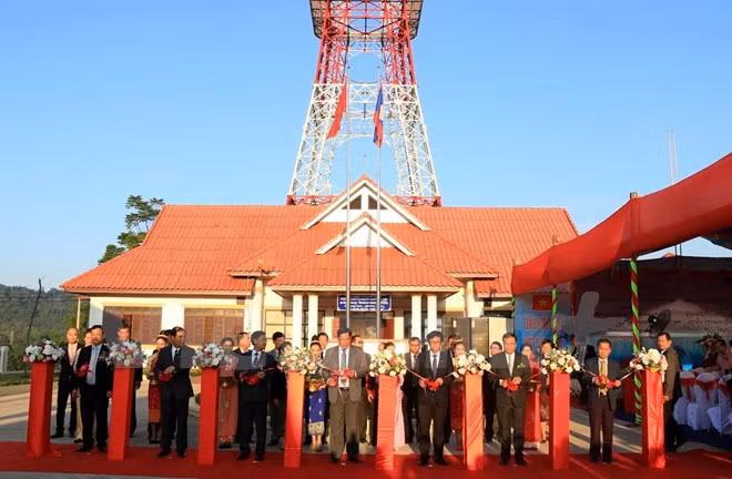 Le Vietnam remet la Télévision de la province d’Oudomxay au Laos ảnh 1