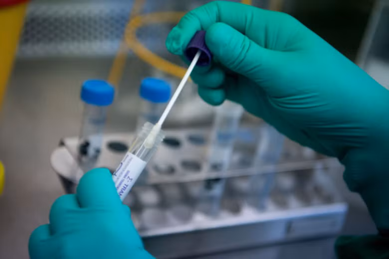Le COVID-19 ne peut pas encore être considéré comme une maladie endémique au Vietnam ảnh 2