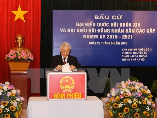 Les dirigeants du Parti, de l’Etat, du gouvernement, de l’AN et du Front de la Patrie vont aux urnes ảnh 1