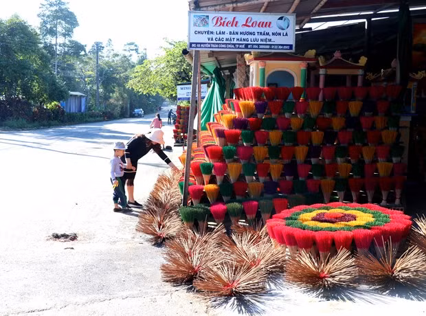 Le métier de production de bâtonnets d'encens au village de Thuy Xuân ảnh 1